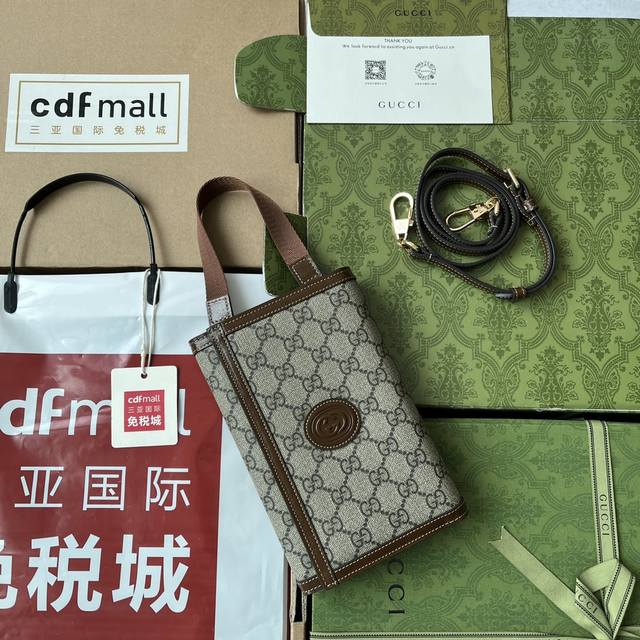 原厂皮配 Cdfmall三亚免税店手提袋 互扣式双g手拿包，自问世以来，互扣式双g一直都是品牌的标志性元素之一。耳熟能详的品牌象征与皮革细节相融汇，令这款手拿包