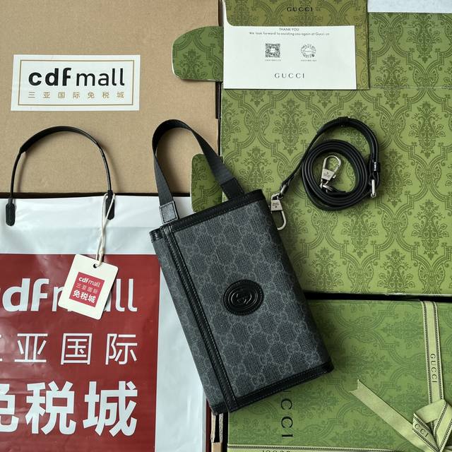 原厂皮配 Cdfmall三亚免税店手提袋 互扣式双g手拿包，自问世以来，互扣式双g一直都是品牌的标志性元素之一。耳熟能详的品牌象征与皮革细节相融汇，令这款手拿包