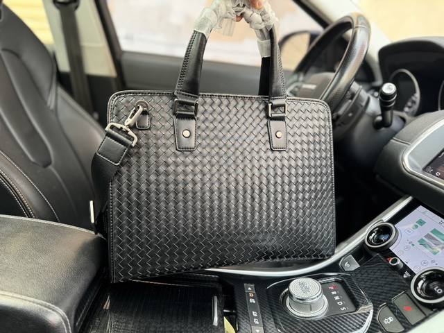 高端货 新款 “Bottega Veneta”Bv公文包进口原厂手工编织面料高清五金logo标志、专用里内里。顺滑拉链、边超平滑、做工精致每个细节到位！男人必备