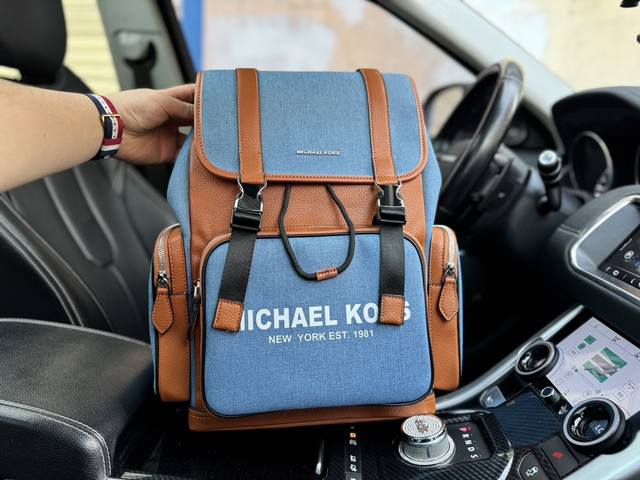 高端货 新款 “ Michael Kors ”Mk双肩包 純色光滑皮革翻盖抽绳闭合双肩包背包书包 男女通用。进口原厂面料背包超高清五金logo标志、专用里内里。