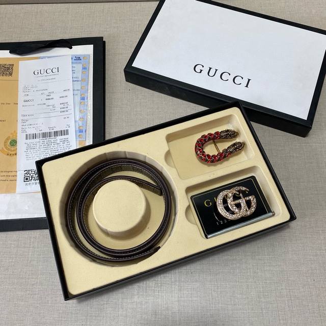 G精品款 ☆双扣礼盒套装 含礼盒 专柜有售 Gucci专柜在售正品 此款采用头层牛皮制作 走线油边细致 正品开模 搭配仿铜扣经久耐用、2.5Cm规格 送打眼针