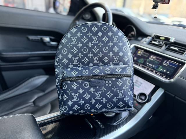 高端货 新款 “Louis Vuitton”Lv双肩包 M24760 路易威登双肩包 通体logo 印花拉链开合 Monogramshadow 小牛皮 双肩包