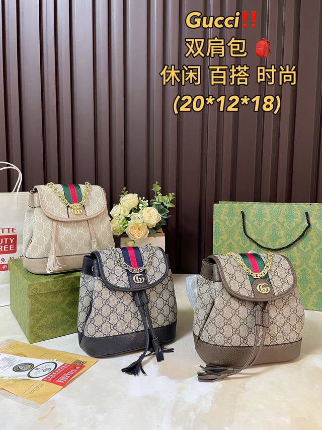 全套礼盒包装 Gucci 新品双肩包 原版品质！精工制作 Gucci 古奇 经典调配件 Gucci 古奇最新火款 注意！细节 这款购物袋 将标志性图案与经典印花