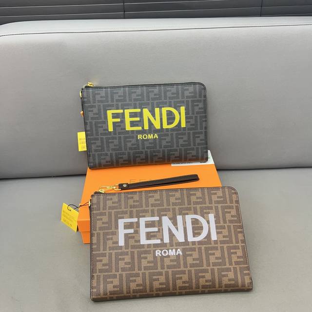 Fendi 芬迪 Ff印花手拿包 手袋 手包 采用精湛镶嵌细工，经典百搭 实物拍摄 配送小票 防尘袋 礼盒 20 X 28 Cm。