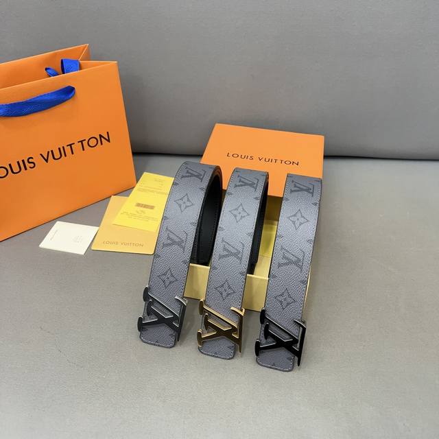 Louisvuitton 路易威登 钢扣 原单牛皮腰带 男士经典款皮带 时装搭配必备款 优质扣头 采用原厂牛皮带身 机械打孔 高品质全套包装 礼盒 礼袋 小票