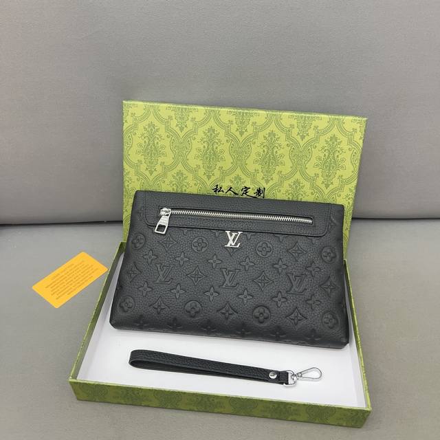 Louisvuitton 路易威登 压花小牛皮手拿包 卡包钱包多功能男包 采用精湛镶嵌细工，实物拍摄 原厂原版面料 配送礼盒 27 X 17 Cm。 - 点击图像关闭