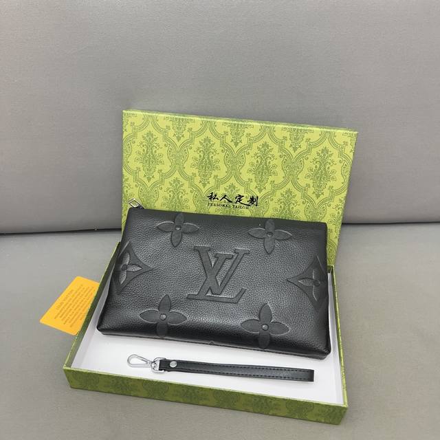 Louisvuitton 路易威登 压花小牛皮手拿包 卡包钱包多功能男包 采用精湛镶嵌细工，实物拍摄 原厂原版面料 配送礼盒 27 X 17 Cm。