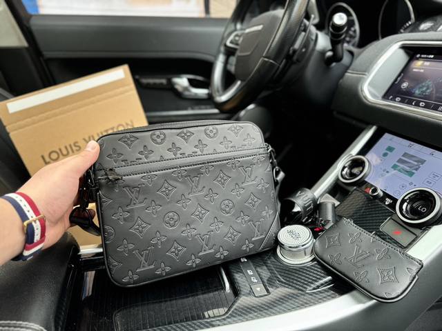 高端货 新款 “Louis Vuitton”Lv邮差包 路易威登 三合一 M46602 Trio 可拆卸可调节肩带 牛皮革 邮差包单肩斜挎包 常规 男款 黑色