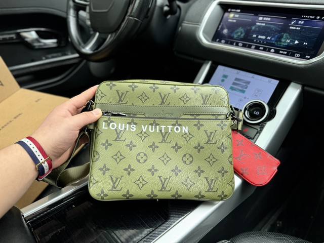 高端货 新款 “Louis Vuitton”Lv邮差包 路易威登 三合一 M23783 Trio 可拆卸可调节肩带拉链开合帆布 邮差包单肩斜挎包 男款 卡其绿。