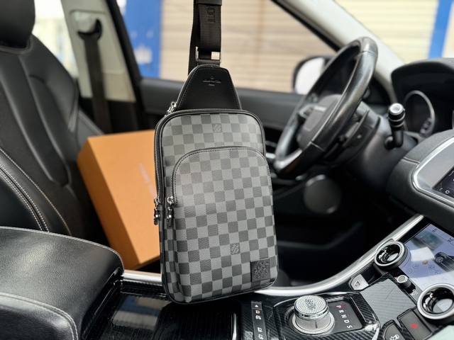 高端货 新款 “Louis Vuitton”Lv胸包 Avenve 路易威登 单肩包 此款 Damier Graphite 帆布面料的 Avenue 单肩包是都