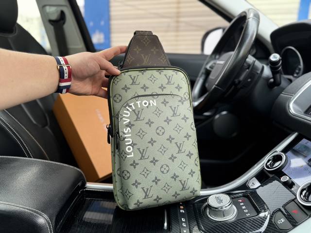 高端货 新款 “Louis Vuitton”Lv胸包 Avenve 路易威登 单肩包 此款 Damier Graphite 帆布面料的 Avenue 单肩包是都