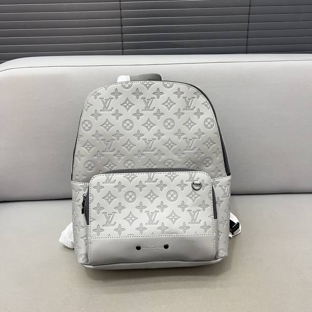 Louisvuitton 路易威登 Racer 压花双肩包 大容量背包 男女通用 采用精湛镶嵌细工，经典百搭 实物拍摄 原厂原版面料 配送防尘袋 40 X 35