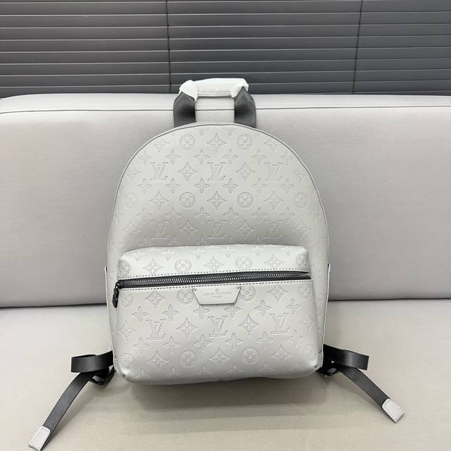 Louisvuitton 路易威登 Discovery 压花双肩包 大容量背包 男女通用 采用精湛镶嵌细工，经典百搭 实物拍摄 原厂原版面料 配送防尘袋 40