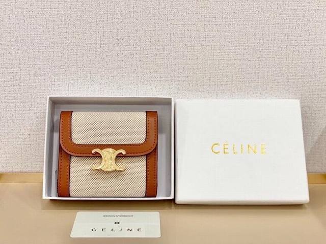 Celine 66885颜色 白色尺寸 11*10*5 Celine短式钱包非常炫美的一个系列，专柜同步，采用头层牛皮，精致时尚！