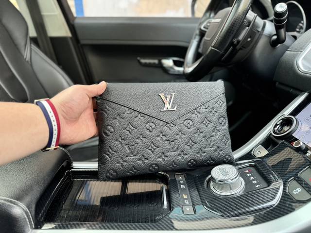 高端货 新款 “Louis Vuitton”Lv手拿包 路易威登商务风 头层牛皮高清五金logo标志、专用内里。顺滑拉链、油边平滑、做工精致每个细节到位！潮男必