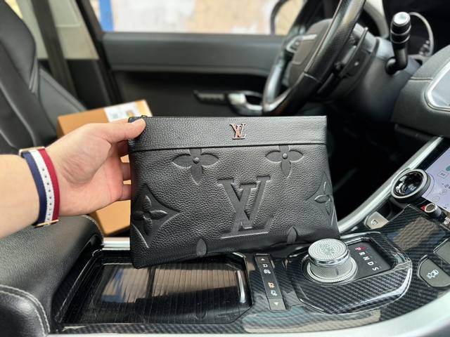 高端货 新款 “Louis Vuitton”Lv手拿包 路易威登商务风 头层牛皮高清五金logo标志、专用内里。顺滑拉链、油边平滑、做工精致每个细节到位！潮男必