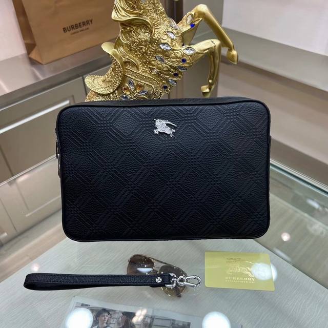 颜色 黑尺寸 27X18型号 66212Burberry巴宝莉 男士手拿包臻选格子纹牛皮，打造纤巧精致的版型。使其更具时尚、潮流，轻便又时尚，出门的必备之品