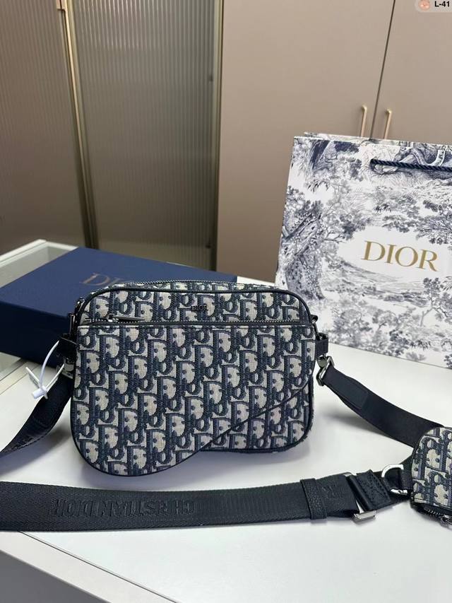 Dior 迪奥 这款马鞍三件套手袋是二零二三秋季男装系列新品，采用黑色 Oblique 印花面料精心制作，醒目百搭。三合一款式，设有一个拉链包，突显正面的马鞍手