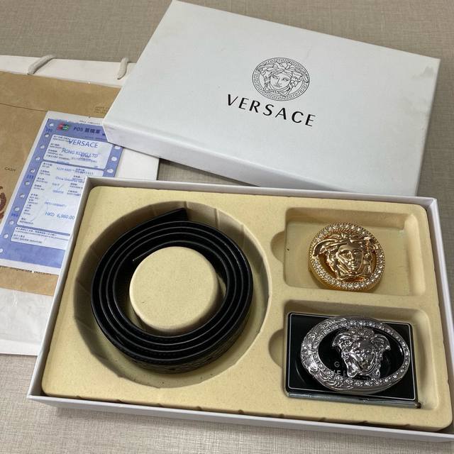 Versace精品款 ☆双扣礼盒套装 含礼盒 专柜有售 范思哲专柜在售正品 此款采用头层牛皮制作 走线油边细致 正品开模 搭配仿铜扣经久耐用、3.8Cm规格 送