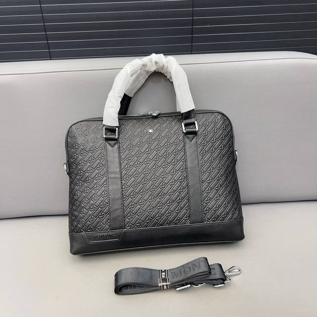 Montblanc 万宝龙 M_Gram系列 牛皮压花男士公文包 男包 电脑包 手提包 采用精湛镶嵌细工，经典百搭 实物拍摄 原厂原版面料 高端品质 配送防尘袋