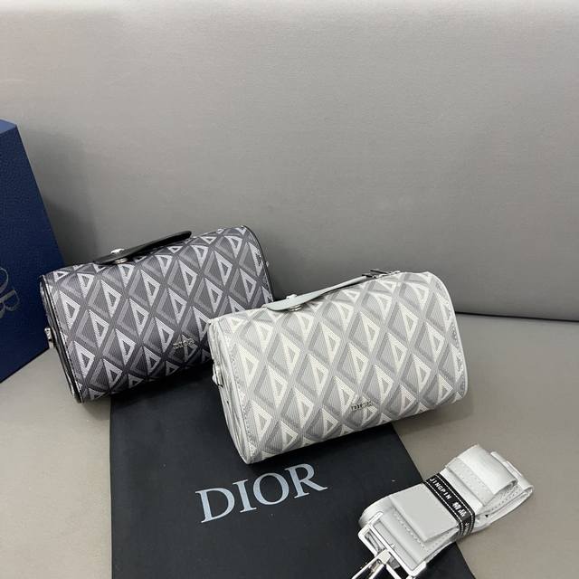 Dior 迪奥 Cd Diamond钻石图案dior Lingot 22 手袋 单肩背包 圆桶包 男女通用 明星单品 采用精湛镶嵌细工，经典百搭 实物拍摄 原厂