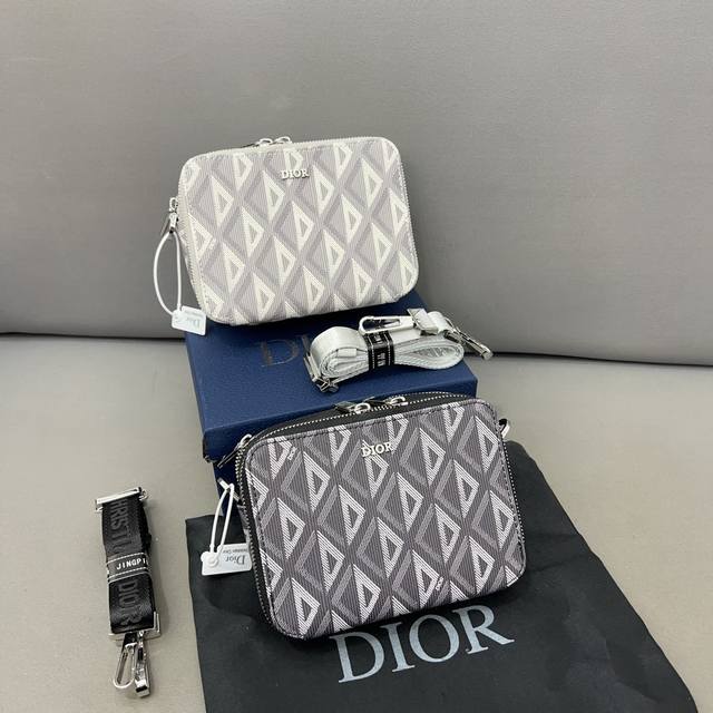 Dior 迪奥 Cd Diamond钻石图案小方包 相机包 单肩背包 男女通用 明星单品 采用精湛镶嵌细工，经典百搭 实物拍摄 原厂原版面料 配送防尘袋 礼盒