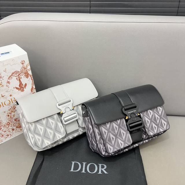 Dior 迪奥 Hit The Road 信使包 Cd邮差包 相机包 男女通用斜挎包 单肩包 采用精湛镶嵌细工，经典百搭 实物拍摄 原厂原版面料 配送防尘袋 折