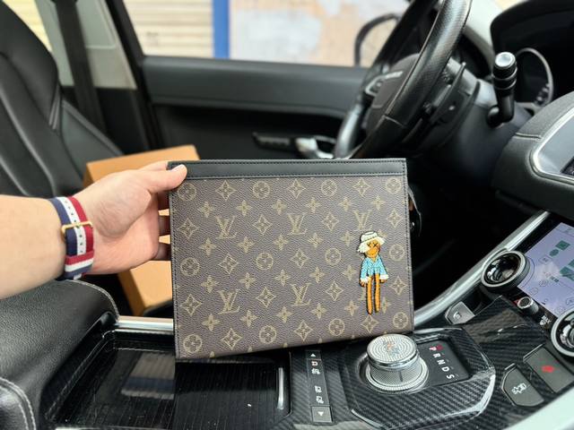 高端货 “Louis Vuitton”Lv手拿包路易威登洗漱包 男女同款情侣款 黑色 进口十字纹牛皮面料高清五金logo标志 专用内里。顺滑拉链 油边平滑、做工