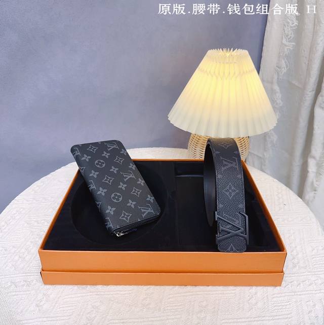 最新独家款 腰带钱包2件套路易l家 腰带采用原版皮牛皮带身，带宽3.8Cm。扣头采用原版精钢五金扣头。原版钱包原版复刻。独家定制2件套高端包装。高端大气送礼之佳