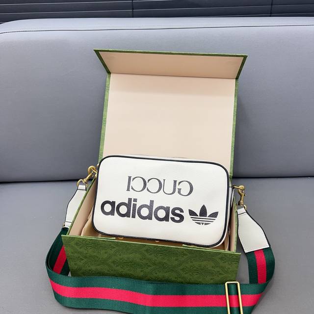 Adidas X Gucci 阿迪达斯联名古奇 系列肩背包 单肩斜挎包 相机包 采用精湛镶嵌细工，经典百搭 实物拍摄 原厂原版面料 配送防尘袋 折叠礼盒 25