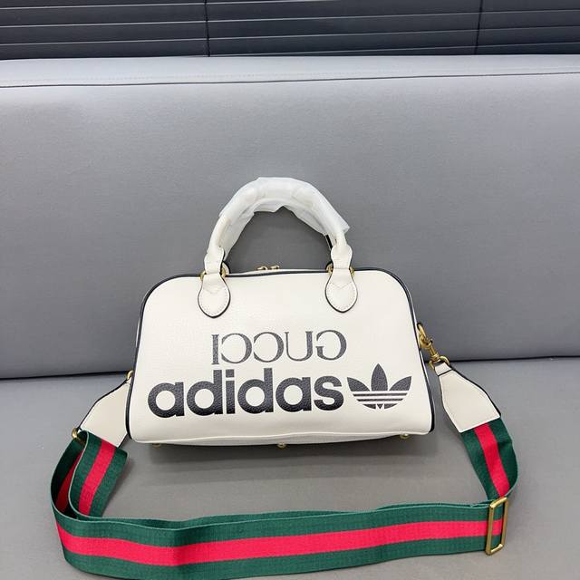 Adidas X Gucci 阿迪达斯联名古奇 迷你旅行包 手提单肩斜挎包 采用精湛镶嵌细工，经典百搭 实物拍摄 原厂原版面料 配送防尘袋 32 X 17 Cm