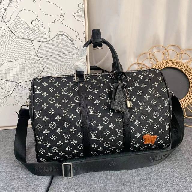 Louis Vuitton 原单品质 高版本 路易威登 45 旅行袋 备受喜爱的keepall 45旅行袋，由全新标志性黑灰monogram Eclipse帆布