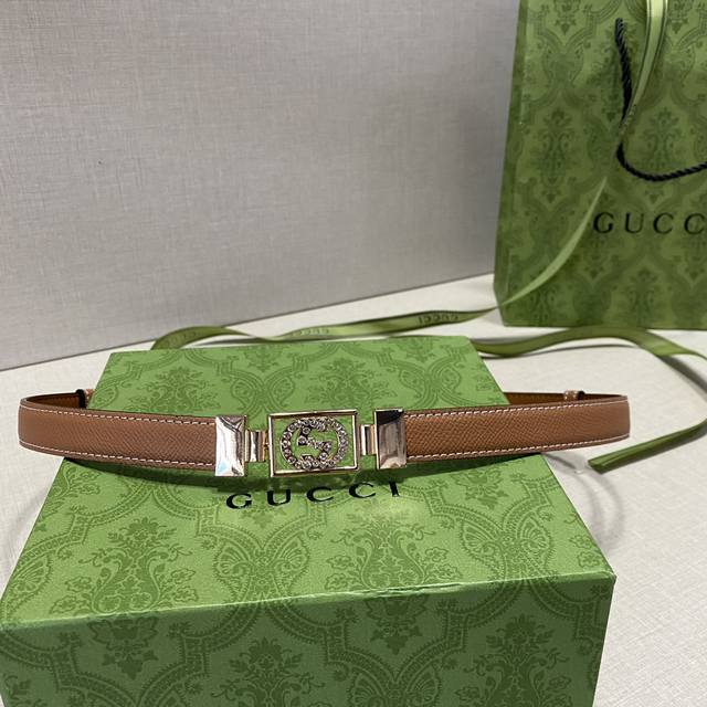 Gucci 女士皮帶，寛2Cm，搭配裙子和裤子都可以，颜色也有很多选择，不错的选择，这款比较斯文，亮金双f水钻扣，长度可自行调节。