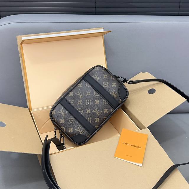 Louisvuitton 路易威登 印花手袋 男女通用单肩斜挎包 采用精湛镶嵌细工 实物拍摄 原厂原版面料 配送防尘袋 礼盒 15 X 24 Cm