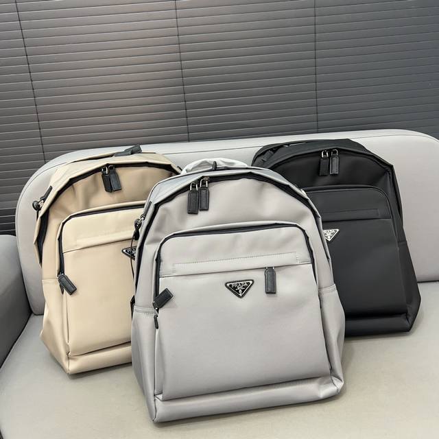 Prada 普拉达 Re-Nylon 尼龙布双肩包 男女通用书包背包 采用精湛镶嵌细工，经典百搭 实物拍摄 原厂原版面料 配送防尘袋 42 X 30 Cm