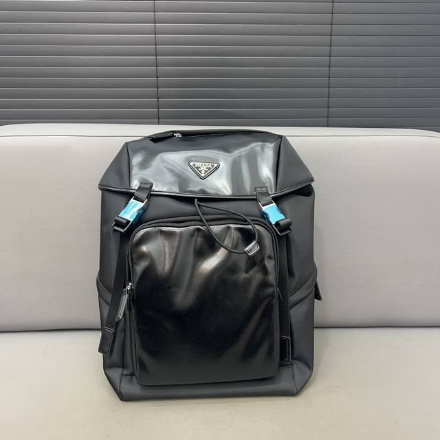 Prada 普拉达 Re-Nylon 尼龙布双肩包 抽绳书包背包 采用精湛镶嵌细工，经典百搭 实物拍摄 原厂原版面料 配送防尘袋 43 X 28 Cm