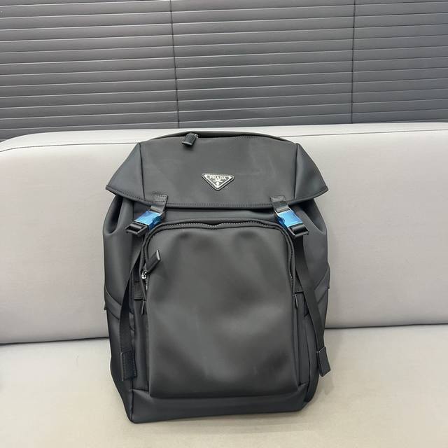 Prada 普拉达 Re-Nylon 尼龙布双肩包 抽绳书包背包 采用精湛镶嵌细工，经典百搭 实物拍摄 原厂原版面料 配送防尘袋 43 X 28 Cm