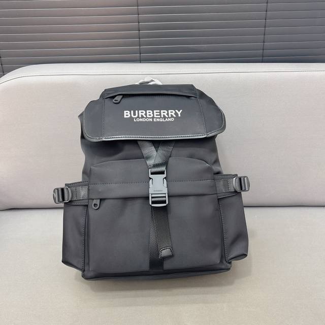 Burberry 巴宝莉 Vintage尼龙布翻盖双肩包 大容量背包 采用精湛镶嵌细工，经典百搭 实物拍摄 原厂原版面料 配送防尘袋 42 X 32 Cm。