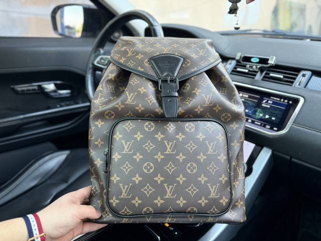 高端货 新款 “ Louis Vuitton”Lv双肩包 路易威登 Aerogram 双肩包 全新 Lv Aerogram 双肩包以儒雅气质革新潮流之选。细腻牛