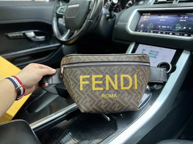 高端货 新款 “Fendi 芬迪”胸包 Fendi芬迪 Roma系列 老花logo 聚氨酯 单肩斜挎包 腰包男款棕色。拉链胸包棕色皮革材质。白色金属件。意大利制