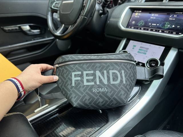 高端货 新款 “Fendi 芬迪”胸包 Fendi芬迪 老花logo拉链ff布料 聚氨酯 腰包 常规 男款 黑色拉链胸包棕色皮革材质。白色金属件。意大利制造亦可