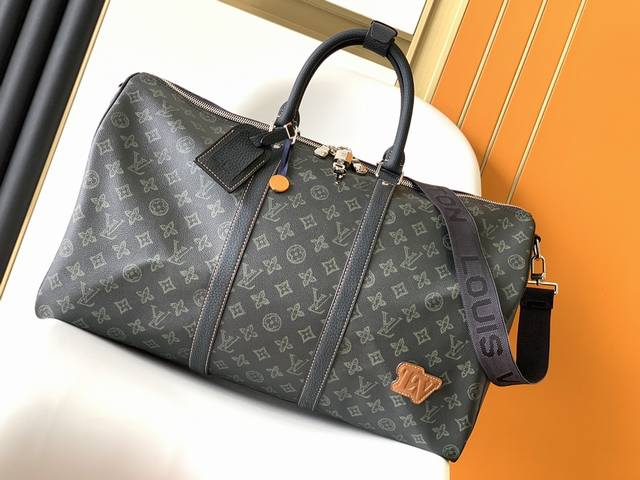 顶级原单 M46334 本款 Keepall Bandoulière 50 旅行袋为 Monogram Shadow 皮革铺陈全幅 Monogram 压纹，搭配