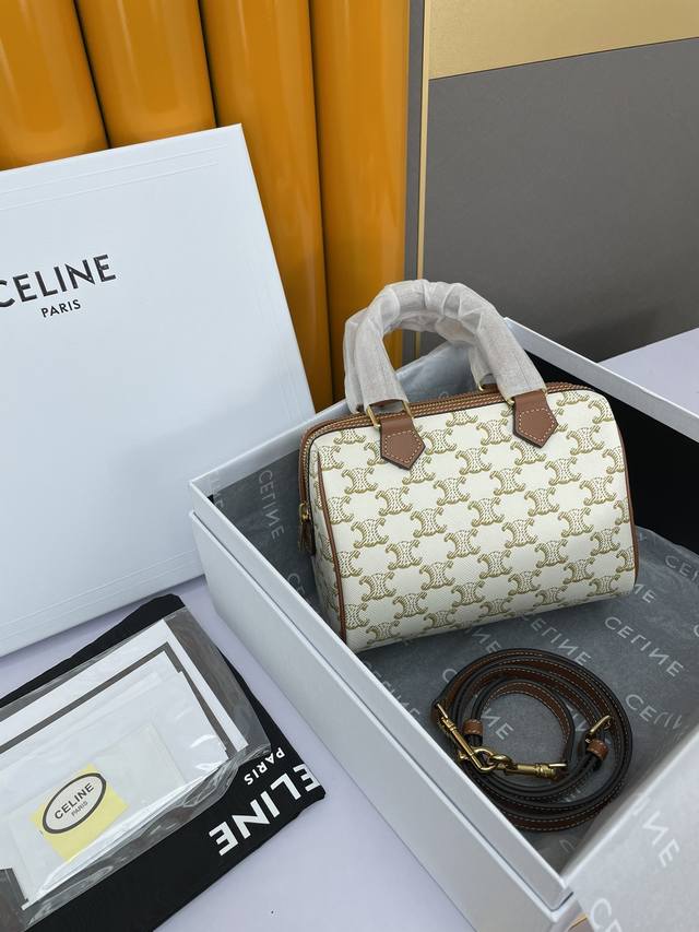 Celine｜小号标志印花牛皮革波士顿包 Triomphe Canvas标志印花，牛皮革包边，织物面料衬里，拉链锁闭，1个主隔层，内侧拉链口袋。皮革手挽长8Cm