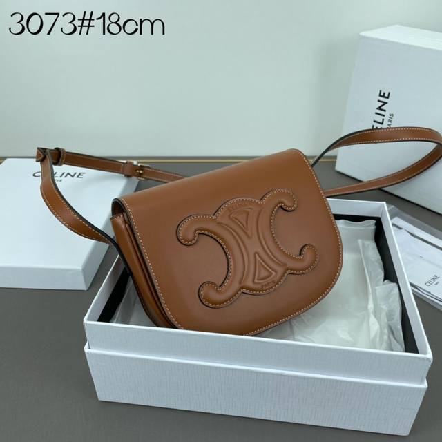 Celine 22S新品 全新cuir Triomphe系列 Folco Cuir Triomphe 手袋 醒目triomphe标识点睛folco包型新版马鞍包