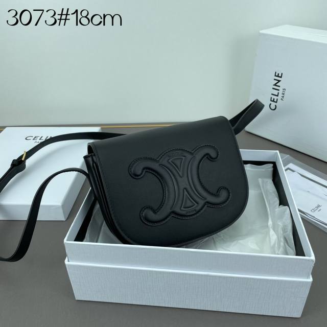 Celine 22S新品 全新cuir Triomphe系列 Folco Cuir Triomphe 手袋 醒目triomphe标识点睛folco包型新版马鞍包