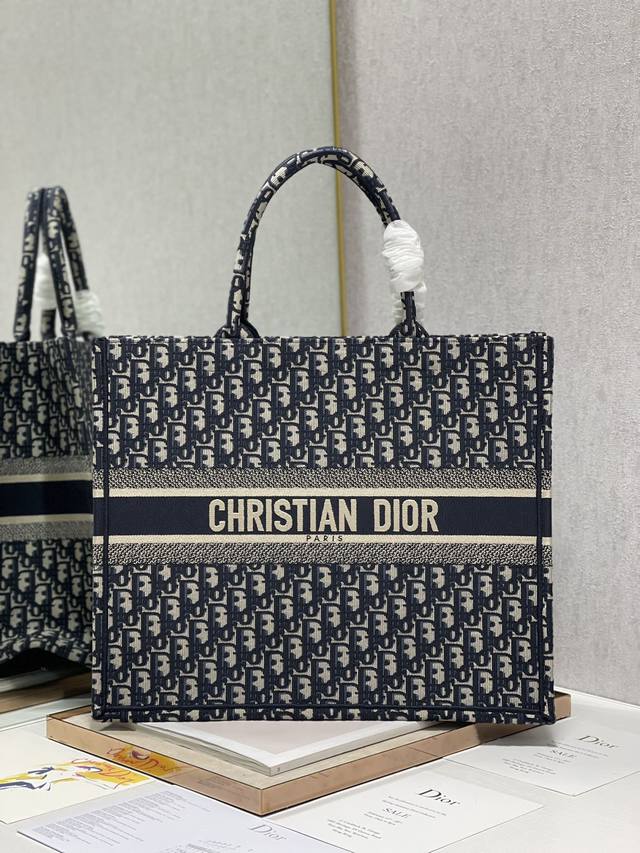 大号 Dio.R Book Tote 系列 M1286 多数人消费奢侈品牌首先想到的是买实用型的经典款 但其实像dior这种合作艺术tote 应该作为重点收藏复