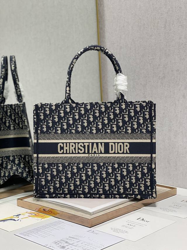 这款 Book Tote 手袋由 Dior 女装创意总监玛丽亚 嘉茜娅 蔻丽 Maria Grazia Chiuri 设计，是体现 Dior 美学的主打单品。采