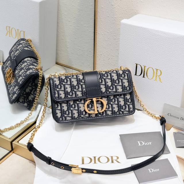 专柜正品有售 顶级原单质量 配图片盒子 Dior Montaigne蒙田30链条款小号 自带法式复古感的经典爆款 当红炸子鸡的一只，实在太火了链条肩带比皮肩带款