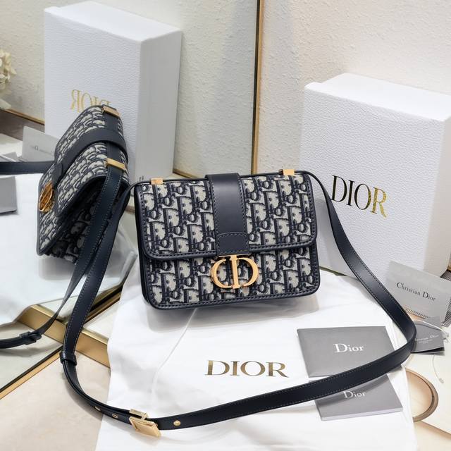 专柜正品有售 顶级原单质量 配图片盒子 Dior Montaigne蒙田30奇肩带款小号 自带法式复古感的经典爆款 当红炸子鸡的一只，实在太火了链条肩带比皮肩带