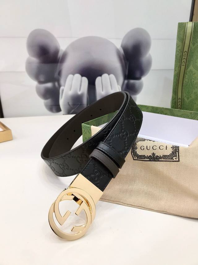 Gucci 古奇 宽度:3.7Cm 双面进口头层小牛皮 配饰不断为经典注入新意，焕新演绎品牌典藏元素。在这款腰带上，经典gg字母交织图案焕新呈现为品牌圆形互扣式